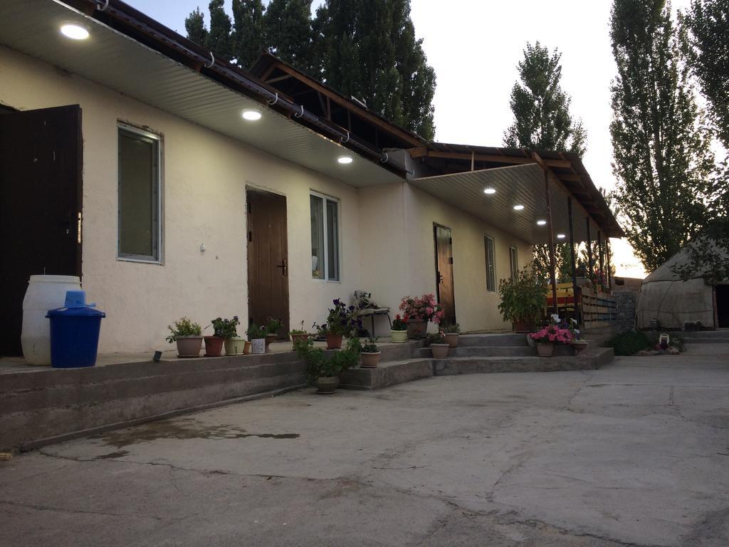 Guest House Mira Kochkor Bagian luar foto