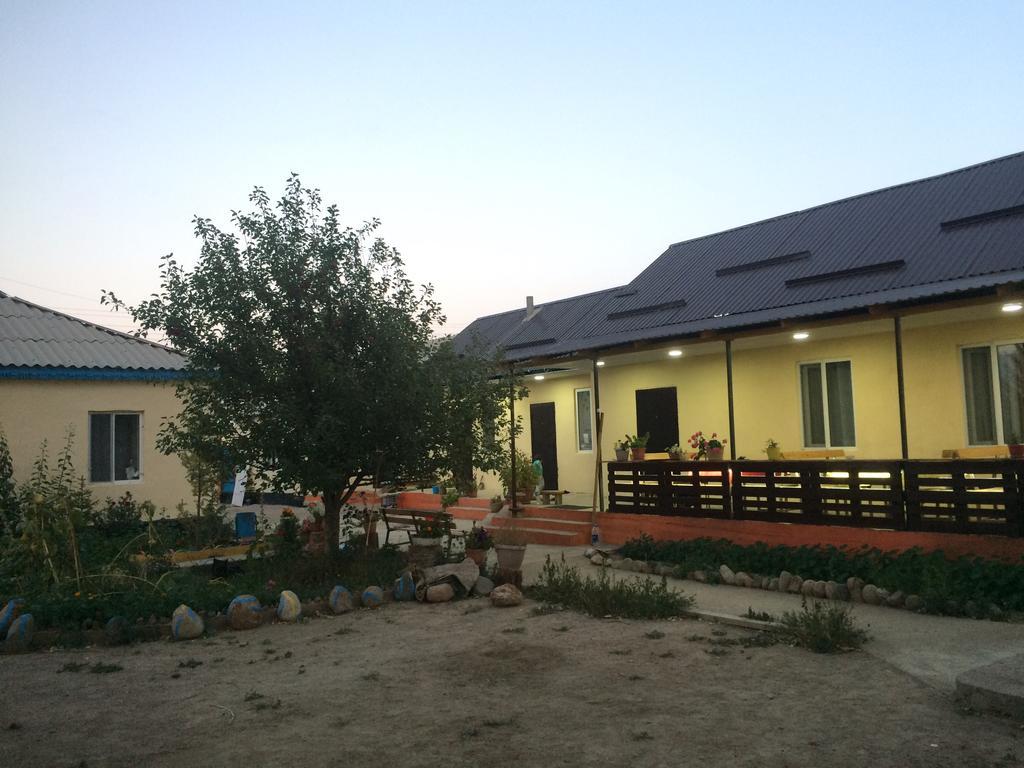 Guest House Mira Kochkor Bagian luar foto
